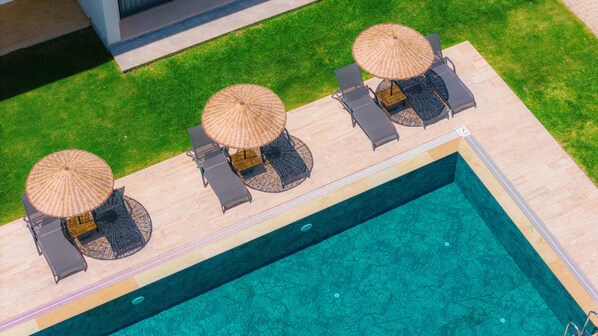 Piscine extérieure (ouverte en saison), parasols de plage