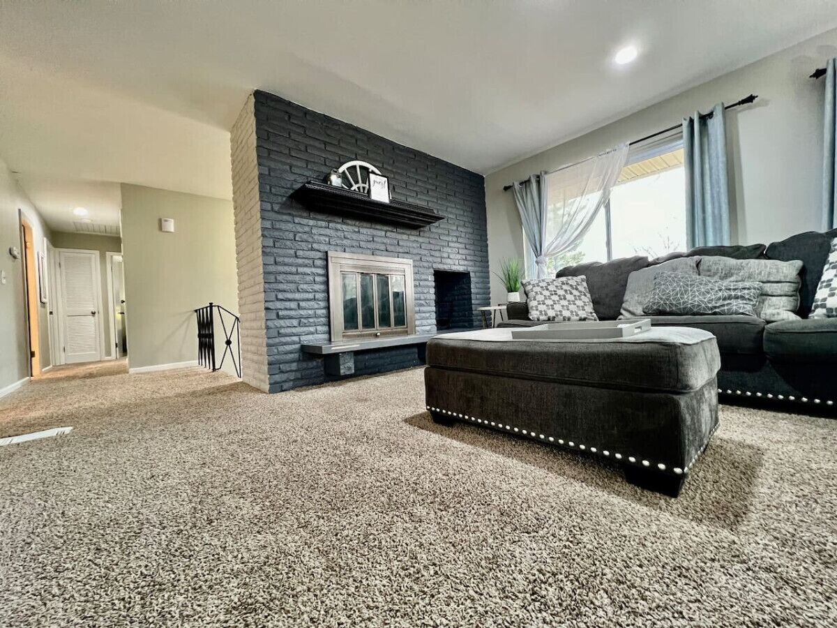 Télévision à écran plat, cheminée