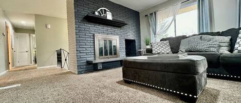 Télévision à écran plat, cheminée