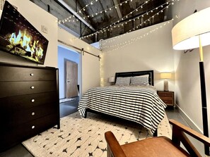 2 bedrooms, desk, iron/ironing board, travel crib - 5104 Cartridge Factory Loft (Maineville)