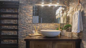 Superior Apartment | Bathroom | Towels