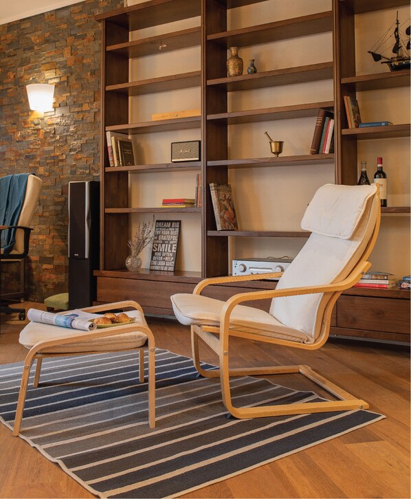 Appartement supérieur | Aire de séjour | Téléviseur à DEL de 30 po avec télévision par câble, téléviseur