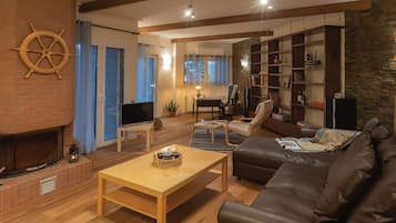 Departamento superior | Área de sala de estar | Televisión LED de 30 pulgadas con canales por cable y televisión