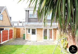 Exterior - Bee Stays - Maliston House (Great Sankey)