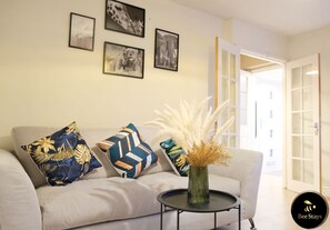 TV - Bee Stays - Maliston House (Great Sankey)