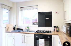 ثلاجة، مائدة طعام