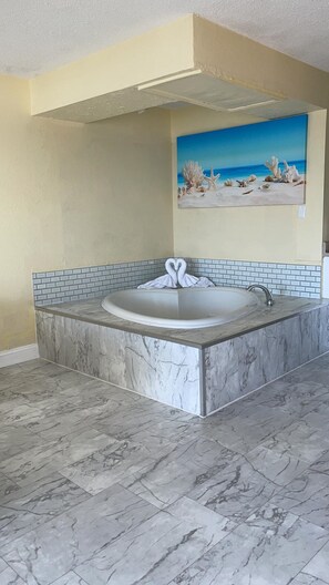 Comfort Studio, Partial Ocean View, Oceanfront | Private spa tub