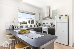 Private kitchen - Corvi Beach House (Ocean Grove)