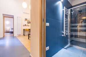 Dusche, Haartrockner, Handtücher