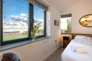 3 chambres, fer et planche à repasser, lit de bébé portatif