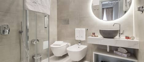 Kostenlose Toilettenartikel, Haartrockner, Bidet, Handtücher