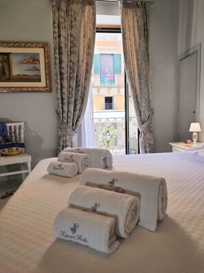 Quarto superior | Cofres nos quartos, individualmente decorados, escrivaninha