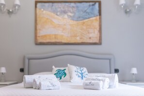 Quarto família | Cofres nos quartos, individualmente decorados, escrivaninha