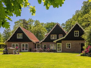 Un bâtiment à deux étages, doté d’une façade en briques, de nombreuses fenêtres et d’un toit en pente.