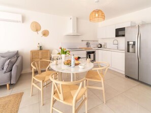 Réfrigérateur, micro-ondes, four, lave-vaisselle