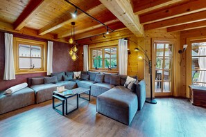 Fernseher, Kamin, Tischfußball, B ücher