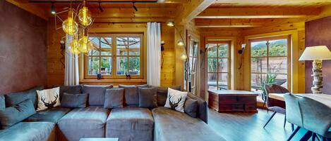 Televisión, chimenea, futbolito y libros