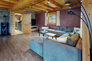 Fernseher, Kamin, Tischfußball, Bücher