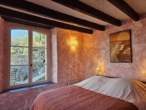 2 bedrooms, iron/ironing board, free WiFi