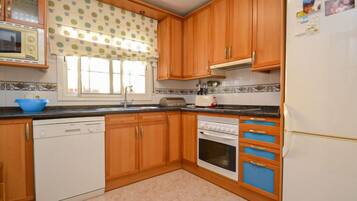 Refrigerador, microondas, horno, lavavajillas