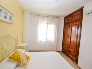 4 bedrooms, desk, iron/ironing board, WiFi
