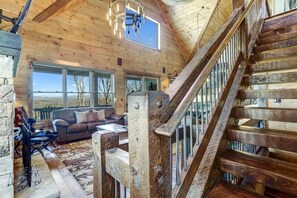 Smart TV, caminetto, impianto stereo, studio