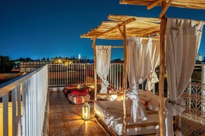 Front of property - evening/night - Riad Villa Saphir (Marrakech)