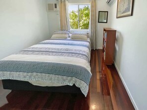3 bedrooms, Internet, bed sheets - Ludbrookes, 7 Nerita Crescent-BOM (Nelly Bay)