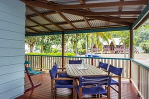 Outdoor dining - Ludbrookes, 7 Nerita Crescent-BOM (Nelly Bay)