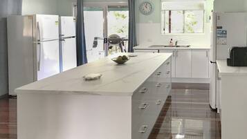 Réfrigérateur, micro-ondes, plaque de cuisson, lave-vaisselle