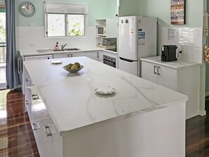 冷蔵庫、オーブン、コンロ、食器洗い機