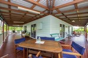 Outdoor dining - Ludbrookes, 7 Nerita Crescent-BOM (Nelly Bay)