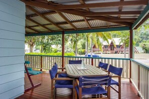 Outdoor dining - Ludbrookes, 7 Nerita Crescent-BOM (Nelly Bay)
