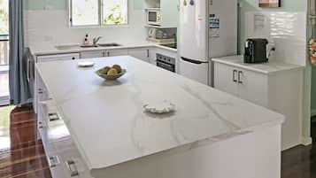 Réfrigérateur, micro-ondes, plaque de cuisson, lave-vaisselle