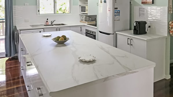 Kühlschrank, Mikrowelle, Herdplatte, Geschirrspüler