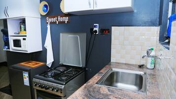 Standard Apartment | Private kitchen | Fridge, cookware/dishes/utensils