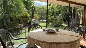 Outdoor dining - Melita is a historical cottage in Arcadia (Arcadia)