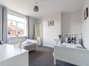 2 bedrooms, travel cot, WiFi, bed sheets - Lily Apartment 2 - 2 bed flat Bedlington (Bedlington)