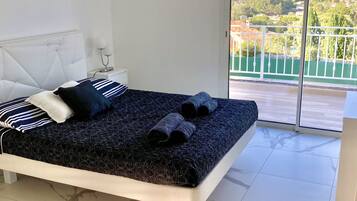 4 chambres, bureau, fer et planche Ă repasser, lit parapluie