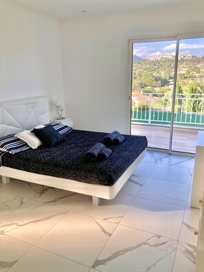 4 chambres, bureau, fer et planche à repasser, lit parapluie