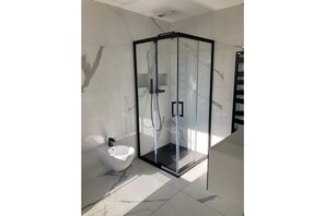 Een douche, een haardroger, een bidet, handdoeken