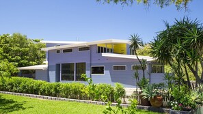 Exterior - Fantastic beachfront home suitable for a couple or family group. (Picnic Bay)