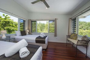 4 bedrooms, bed sheets - Shipwreck Sands, East Esplanade-BOM (Picnic Bay)
