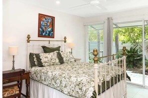 4 bedrooms, WiFi, bed sheets - The Boathouse, 19 The Cove-BOM (Nelly Bay)