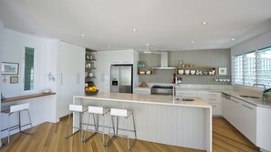 Fridge, microwave, stovetop, dishwasher