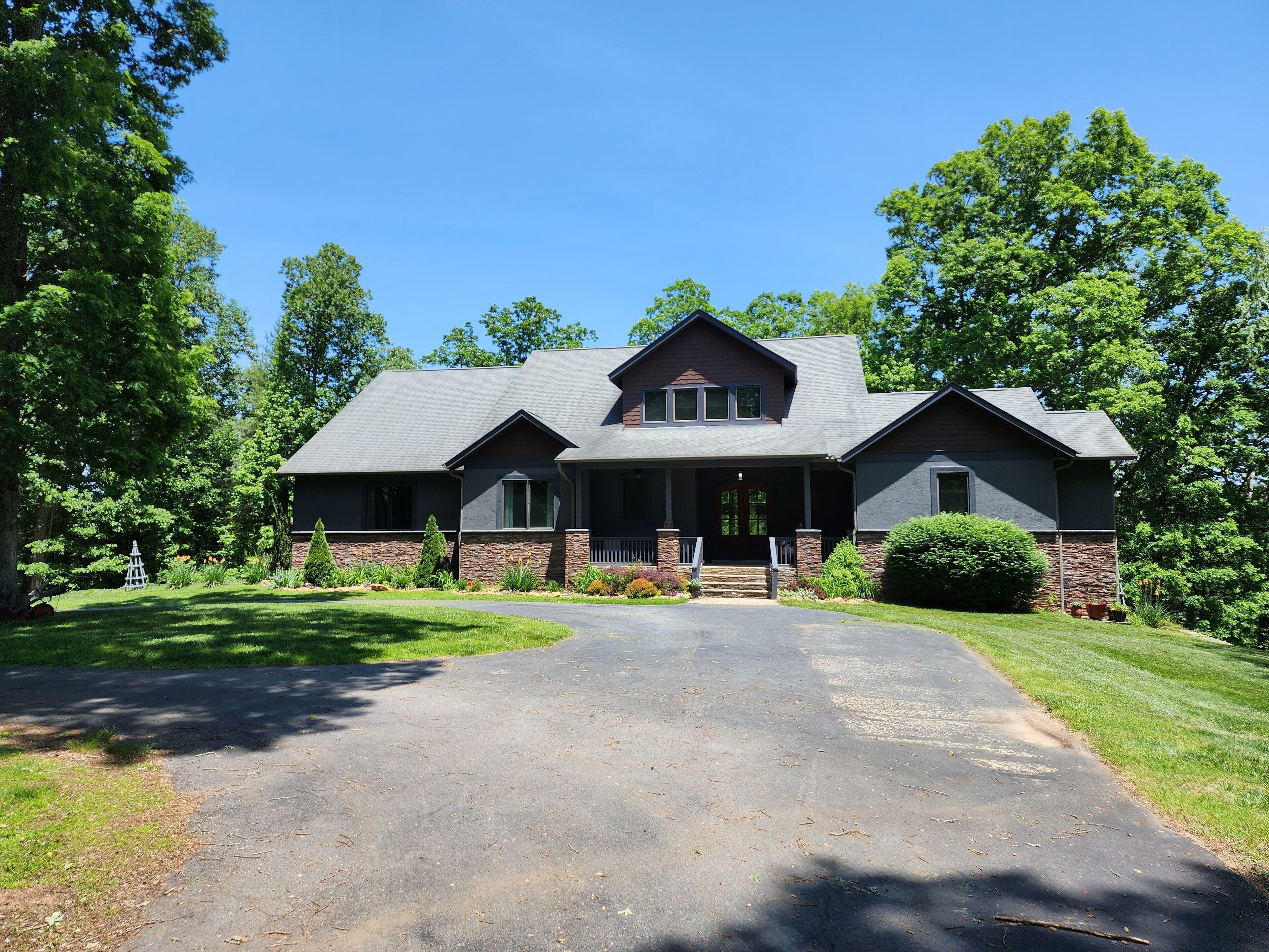 Stunning South Asheville estate, hot tub, billiards, river access, fire pit 