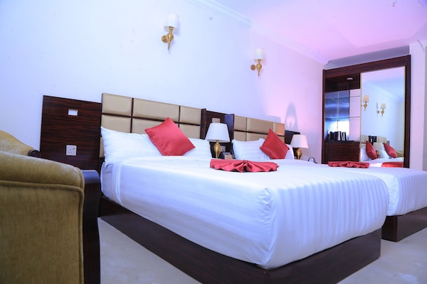 2 habitaciones, caja de seguridad en la habitación y escritorio