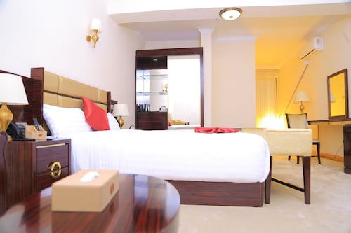 SUNLAND INTERNATIONAL HOTEL 