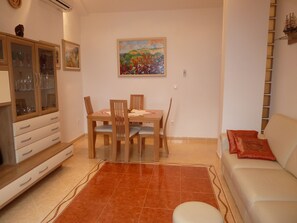 TV, fireplace, DVD player, books - Panoramic luxurious 4-star apartment with terrace and bbq in Dubrovnik center (Dubrovnik)