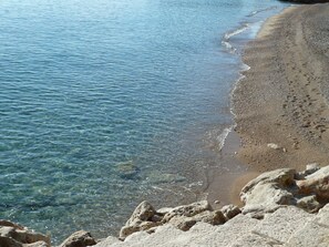 Nära stranden och solstolar